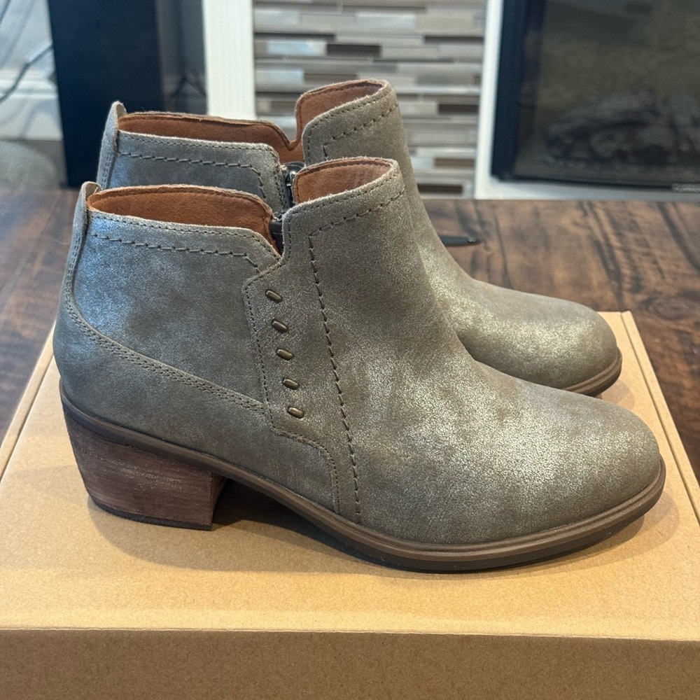Clarks Neva Lo Ankle Boot